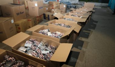 MERSİN’DE 332 BİN 808 ADET SENTETİK ECZA MADDESİ ELE GEÇİRİLDİ, GÖZALTINA ALINAN ŞÜPHELİ TUTUKLANDI