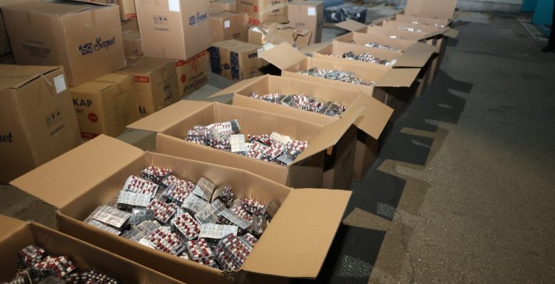 MERSİN’DE 332 BİN 808 ADET SENTETİK ECZA MADDESİ ELE GEÇİRİLDİ, GÖZALTINA ALINAN ŞÜPHELİ TUTUKLANDI