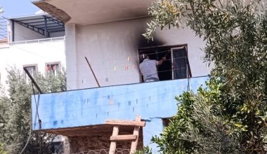 ERDEMLİ İLÇESİNDE MÜSTAKİL EVDE ÇIKAN YANGINDA 70 YAŞINDAKİ ADAM KURTARILDI