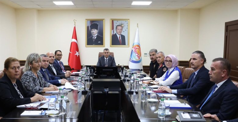 MERSİN VALİSİ ATİLLA TOROS BAŞKANLIĞINDA, YÜRÜTÜLEN PROJELER HAKKINDA DEĞERLENDİRME VE KOORDİNASYON TOPLANTISI GERÇEKLEŞTİRİLDİ
