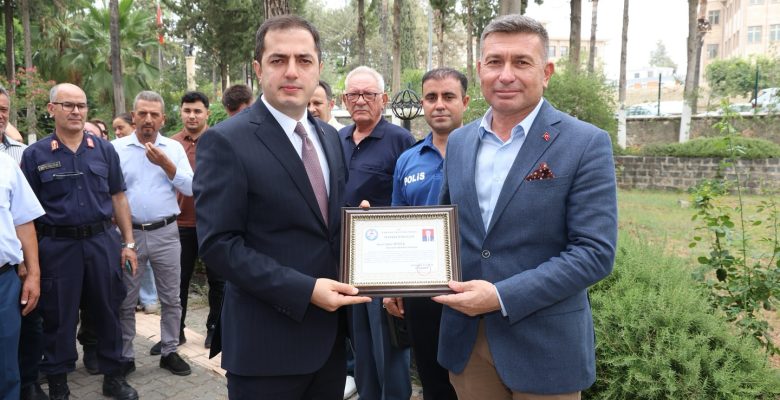 KARAİSALI BELEDİYE BAŞKANI BEKİR ŞİMŞEK, İLÇEDE GÖREV SÜRESİ DOLAN KAYMAKAM MUHAMMED ALİ ÇELİK’İ UĞURLADI