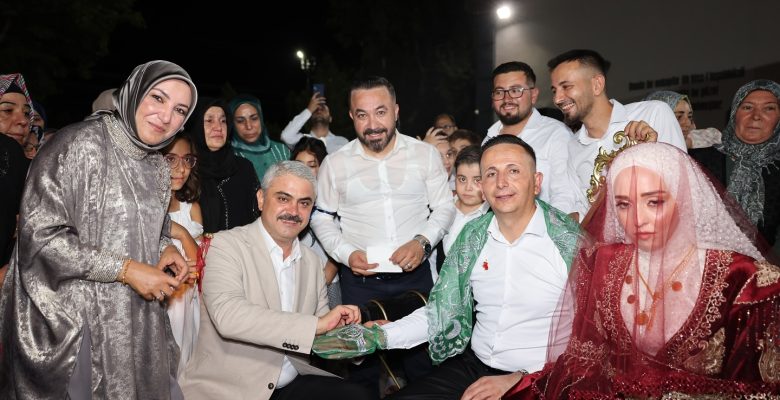 POZANTI BELEDİYE BAŞKANI ALİ AVAN, BELEDİYE PERSONELİ ÇİFTİN NİKAHINI KIYDI