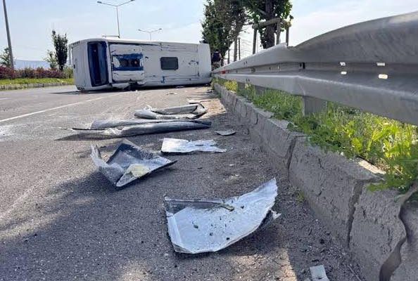 ERZURUM’DA ASKERİ MİDİBÜS DEVRİLDİ: 13 YARALI