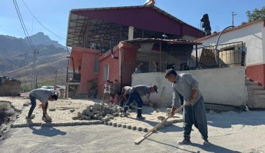 POZANTI’DA PARKE TAŞI DÖŞEME ÇALIŞMALARI ARALIKSIZ SÜRÜYOR