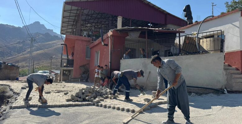 POZANTI’DA PARKE TAŞI DÖŞEME ÇALIŞMALARI ARALIKSIZ SÜRÜYOR