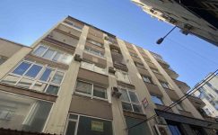 73 YAŞINDAKİ ADAM 7.KATTAN ATLAYARAK HAYATINI KAYBETTİ