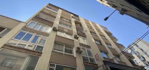 73 YAŞINDAKİ ADAM 7.KATTAN ATLAYARAK HAYATINI KAYBETTİ