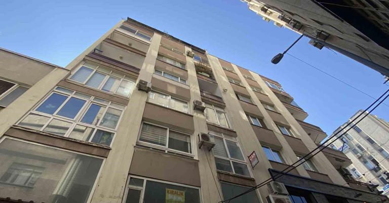 73 YAŞINDAKİ ADAM 7.KATTAN ATLAYARAK HAYATINI KAYBETTİ
