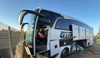 TARSUS’TA YOLCU OTOBÜSÜ REFÜJE ÇARPTI, 4 KİŞİ YARALANDI