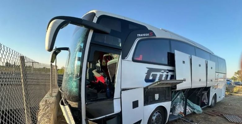 TARSUS’TA YOLCU OTOBÜSÜ REFÜJE ÇARPTI, 4 KİŞİ YARALANDI