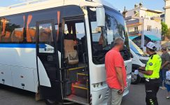 MERSİN EMNİYETİ OKUL SERVİS ARAÇLARINI DENETLEDİ: 8 SÜRÜCÜYE PARA CEZASI KESİLDİ