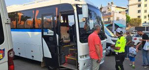 MERSİN EMNİYETİ OKUL SERVİS ARAÇLARINI DENETLEDİ: 8 SÜRÜCÜYE PARA CEZASI KESİLDİ