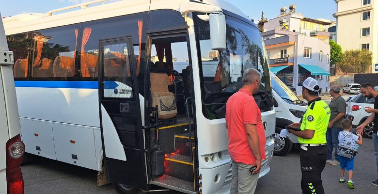MERSİN EMNİYETİ OKUL SERVİS ARAÇLARINI DENETLEDİ: 8 SÜRÜCÜYE PARA CEZASI KESİLDİ