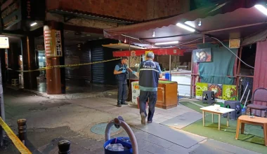 SEYHAN’DA ÇAY OCAĞINA SİLAHLI BASKIN: 2 KİŞİ YARALANDI