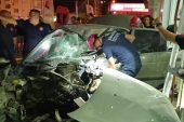 ADANA’NIN KOZAN İLÇESİNDE OTOMOBİL, KONTROLÜNÜ KAYBEDEREK MAĞAZAYA GİRDİ: 1 YARALI