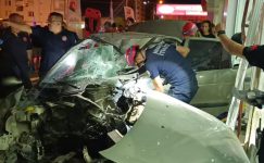 ADANA’NIN KOZAN İLÇESİNDE OTOMOBİL, KONTROLÜNÜ KAYBEDEREK MAĞAZAYA GİRDİ: 1 YARALI