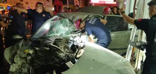 ADANA’NIN KOZAN İLÇESİNDE OTOMOBİL, KONTROLÜNÜ KAYBEDEREK MAĞAZAYA GİRDİ: 1 YARALI