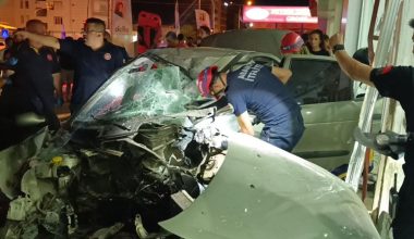 ADANA’NIN KOZAN İLÇESİNDE OTOMOBİL, KONTROLÜNÜ KAYBEDEREK MAĞAZAYA GİRDİ: 1 YARALI