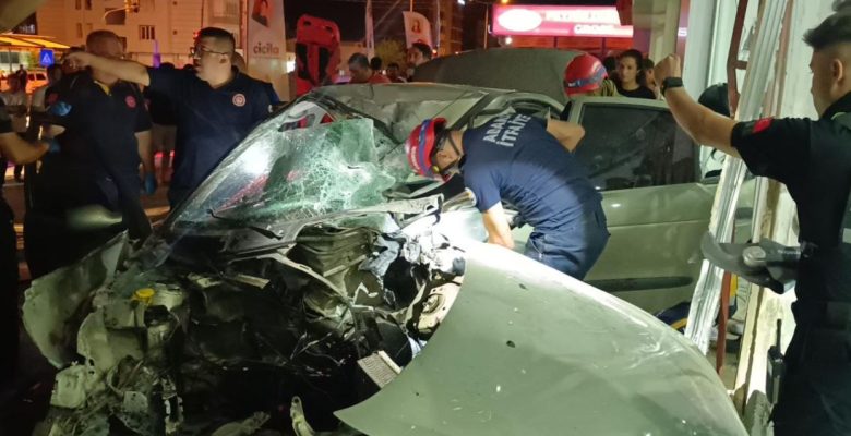 ADANA’NIN KOZAN İLÇESİNDE OTOMOBİL, KONTROLÜNÜ KAYBEDEREK MAĞAZAYA GİRDİ: 1 YARALI