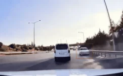 MERSİN’DE OTOYOLDA TERS YÖN DEHŞETİ: 3 ARAÇ KAZA YAPTI