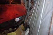 YOLDAN ÇIKAN OTOMOBİL SERAYA ÇARPTI: 5 YARALI