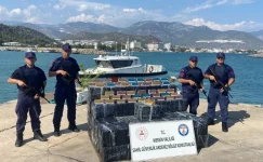 DENİZDE ŞÜPHELİ KUTULAR: 28 BİN 500 PAKET ISITMALI TÜTÜN ÇUBUĞU BULUNDU