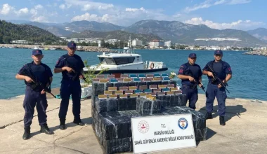 DENİZDE ŞÜPHELİ KUTULAR: 28 BİN 500 PAKET ISITMALI TÜTÜN ÇUBUĞU BULUNDU