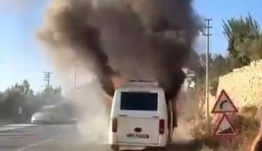 MERSİN’DE YOLCU MİNİBÜSÜ ALEV ALEV YANDI