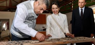 VALİ TOROS, YUMUKTEPE HÖYÜĞÜ’NÜ GEZDİ