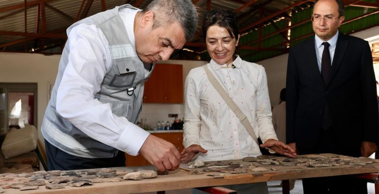 VALİ TOROS, YUMUKTEPE HÖYÜĞÜ’NÜ GEZDİ