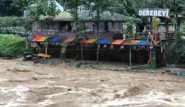 RİZE’DE ŞİDDETLİ YAĞIŞ SELE DÖNÜŞTÜ: HEYELAN MEYDANA GELDİ, AYDER YAYLASI YOLU ULAŞIMA KAPANDI