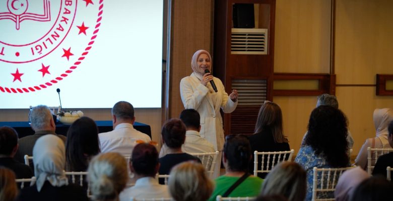 İL MİLLÎ EĞİTİM MÜDÜRÜ FAZİLET DURMUŞ, KURUM PERSONELİYLE BİR ARAYA GELEREK VEDALAŞTI