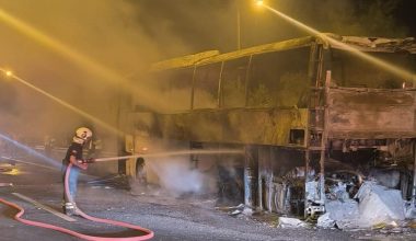 ADANA’DA SEYİR HALİNDEKİ YOLCU OTOBÜSÜ ALEV ALEV YANDI