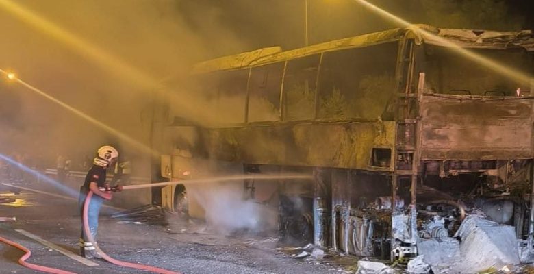 ADANA’DA SEYİR HALİNDEKİ YOLCU OTOBÜSÜ ALEV ALEV YANDI