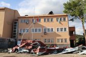 ADANA’NIN KOZAN İLÇESİNDE HORTUM ÇIKTI: BUCAK ÇOK PROGRAMLI LİSESİNİN ÇATISI UÇTU, OKUL TATİL EDİLDİ