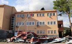 ADANA’NIN KOZAN İLÇESİNDE HORTUM ÇIKTI: BUCAK ÇOK PROGRAMLI LİSESİNİN ÇATISI UÇTU, OKUL TATİL EDİLDİ