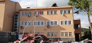 ADANA’NIN KOZAN İLÇESİNDE HORTUM ÇIKTI: BUCAK ÇOK PROGRAMLI LİSESİNİN ÇATISI UÇTU, OKUL TATİL EDİLDİ