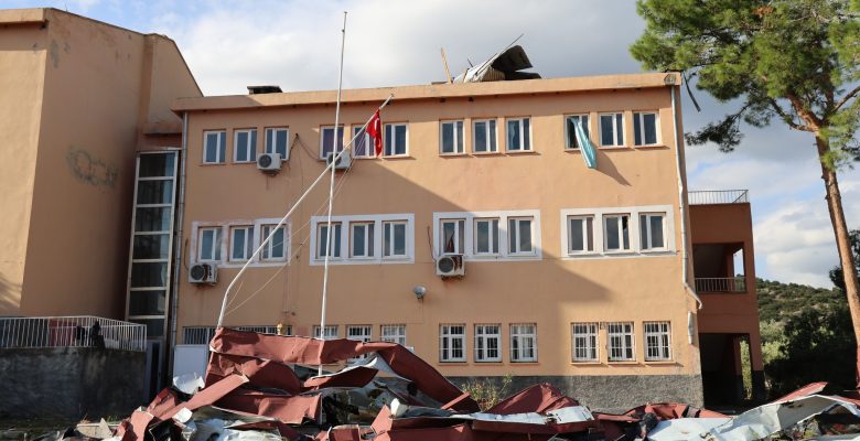 ADANA’NIN KOZAN İLÇESİNDE HORTUM ÇIKTI: BUCAK ÇOK PROGRAMLI LİSESİNİN ÇATISI UÇTU, OKUL TATİL EDİLDİ