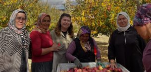 GÜLNAR’DA “HAYIRLI GÜNLER KOMŞUM” ZİYARETLERİ KADIN ELİYLE, GÖNÜLLERE DOKUNUYOR GÜLNAR’DA “HAYIRLI GÜNLER KOMŞUM” ZİYARETLERİ KADIN ELİYLE, GÖNÜLLERE DOKUNUYOR