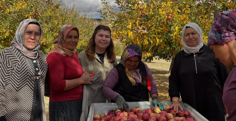 GÜLNAR’DA “HAYIRLI GÜNLER KOMŞUM” ZİYARETLERİ KADIN ELİYLE, GÖNÜLLERE DOKUNUYOR GÜLNAR’DA “HAYIRLI GÜNLER KOMŞUM” ZİYARETLERİ KADIN ELİYLE, GÖNÜLLERE DOKUNUYOR
