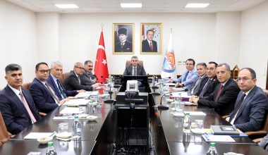 VALİ TOROS’UN BAŞKANLIĞINDA, VALİ YARDIMCILARI VE KAYMAKAMLARIN KATILIMIYLA DEĞERLENDİRME VE KOORDİNASYON TOPLANTISI GERÇEKLEŞTİRİLDİ