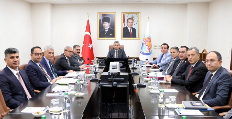 VALİ TOROS’UN BAŞKANLIĞINDA, VALİ YARDIMCILARI VE KAYMAKAMLARIN KATILIMIYLA DEĞERLENDİRME VE KOORDİNASYON TOPLANTISI GERÇEKLEŞTİRİLDİ