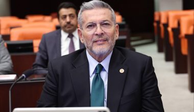 MHP MERSİN MİLLETVEKİLİ VE MYK ÜYESİ DR. LEVENT UYSAL MECLİS’TE ÖĞRENCİ AFFINI DİLE GETİRDİ