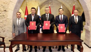 MERSİN VALİSİ ATİLLA TOROS’UN HİMAYELERİNDE, “ANAMUR 3 NO’LU ACİL SAĞLIK HİZMETLERİ İSTASYONU”NUN YAPIMINA İLİŞKİN PROTOKOL İMZALANDI