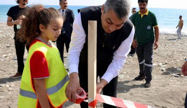 MERSİN VALİSİ ATİLLA TOROS, ERDEMLİ İLÇESİ TALAT GÖKTEPE TABİAT PARKI’NDA KUM ZAMBAKLARININ KORUNMASI AMACIYLA DÜZENLENEN PROGRAMA KATILDI
