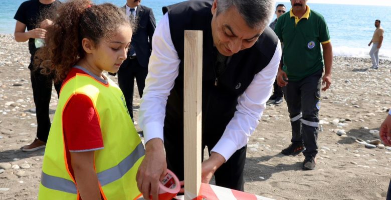 MERSİN VALİSİ ATİLLA TOROS, ERDEMLİ İLÇESİ TALAT GÖKTEPE TABİAT PARKI’NDA KUM ZAMBAKLARININ KORUNMASI AMACIYLA DÜZENLENEN PROGRAMA KATILDI
