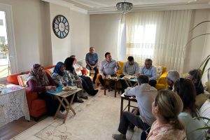 MHP MERSİN İL BAŞKANI ÖMER GÜRSOY “HAYIRLI GÜNLER KOMŞUM” ZİYARETLERİNDE SIKMADIK EL ÇALMADIK KAPI BIRAKMIYOR