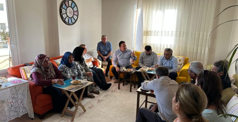 MHP MERSİN İL BAŞKANI ÖMER GÜRSOY “HAYIRLI GÜNLER KOMŞUM” ZİYARETLERİNDE SIKMADIK EL ÇALMADIK KAPI BIRAKMIYOR