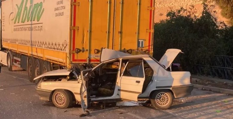ERDEMLİ’DE TRAFİK KAZASI: OTOMOBİL TIRA ÇARPTI SÜRÜCÜ HAYATINI KAYBETTİ