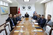 MERSİN VALİSİ ATİLLA TOROS’UN BAŞKANLIĞINDA, VALİ YARDIMCILARI VE KAYMAKAMLARIN KATILIMIYLA DEĞERLENDİRME VE KOORDİNASYON TOPLANTISI GERÇEKLEŞTİRİLDİ